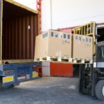 Paleta ze złożonymi kartonami gotowa do transportu międzynarodowego