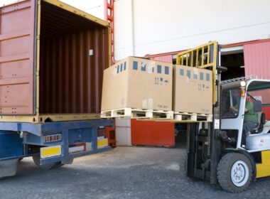 Paleta ze złożonymi kartonami gotowa do transportu międzynarodowego