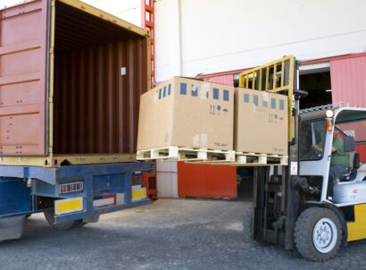 Paleta ze złożonymi kartonami gotowa do transportu międzynarodowego