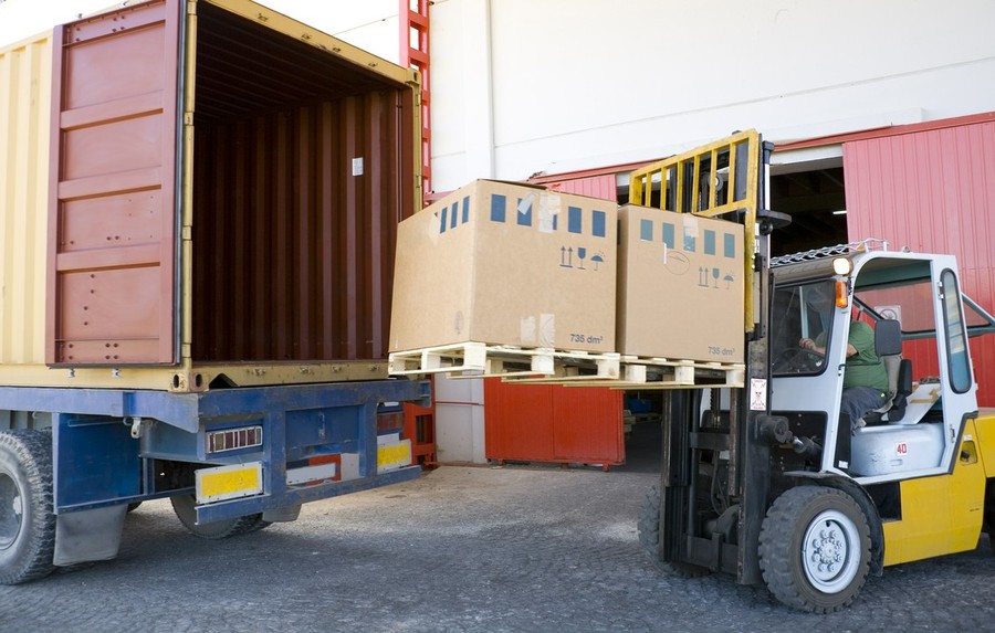 Paleta ze złożonymi kartonami gotowa do transportu międzynarodowego